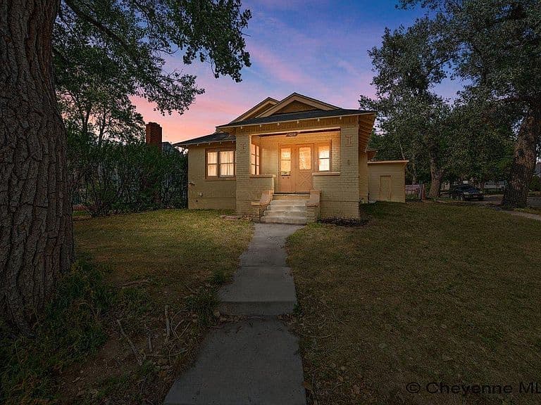 1200 W Pershing Blvd photo 1