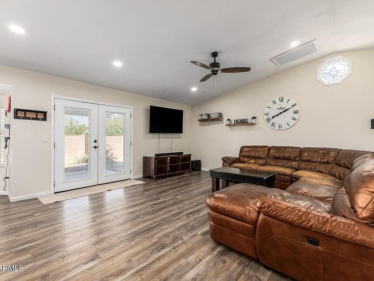 680 W Shawnee Dr photo 4