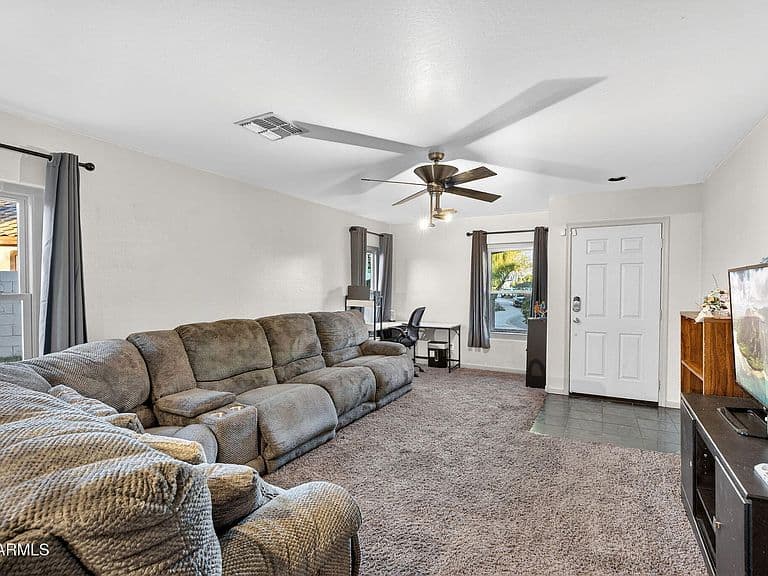 7612 S 64th Ln photo 5