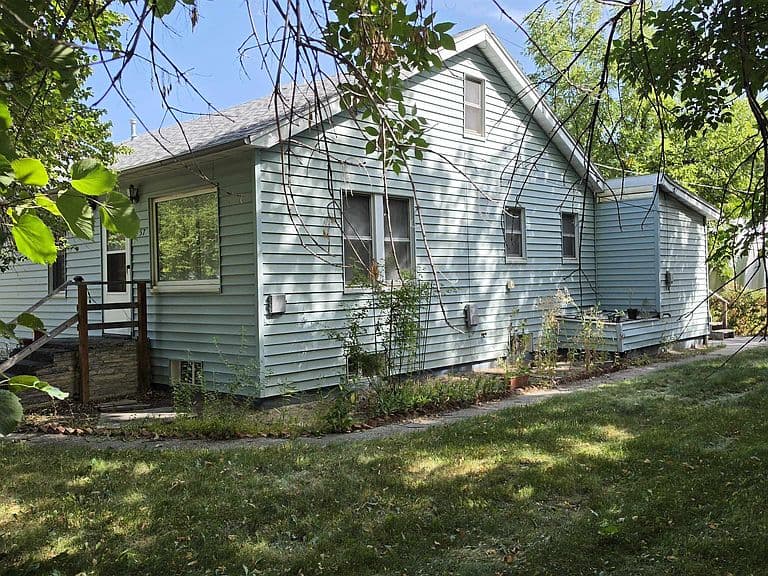 257 8th St N photo 1