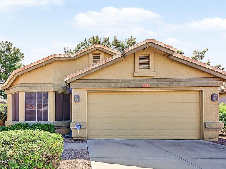 4237 E MORROW Drive photo 2
