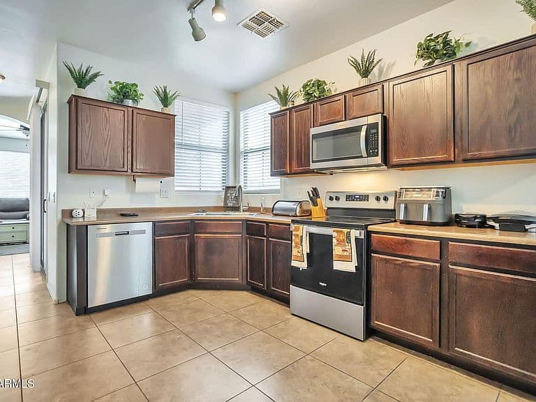 7204 S 48TH Drive photo 4