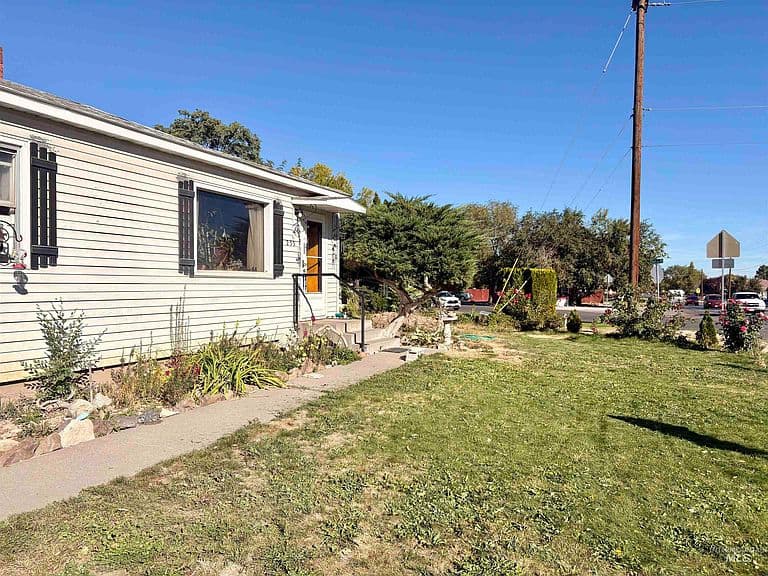 253 Blue Lakes Blvd photo 4