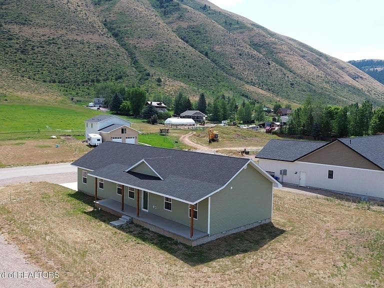 302 Honeybee Ln photo 3