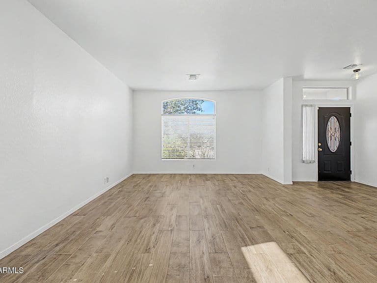 907 E GARY Lane photo 5
