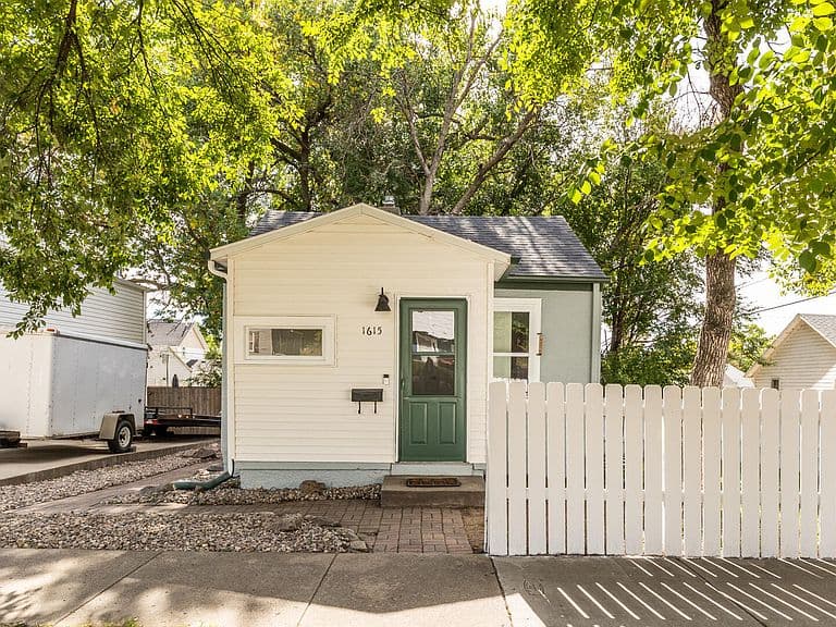 1615 E Avenue B photo 1
