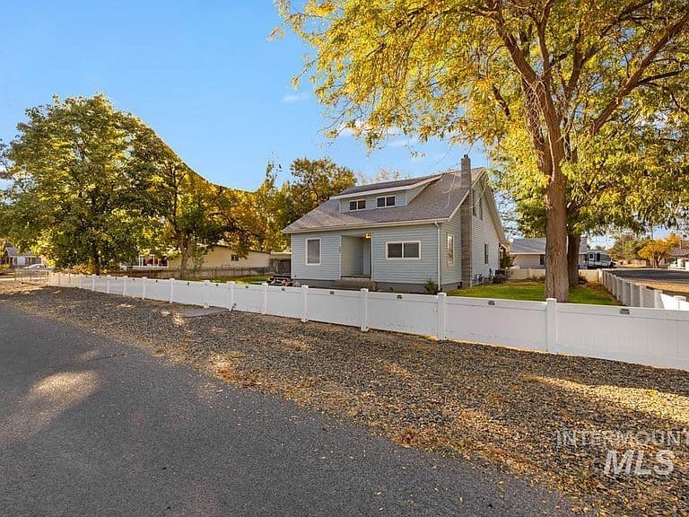 307 Lincoln St photo 3