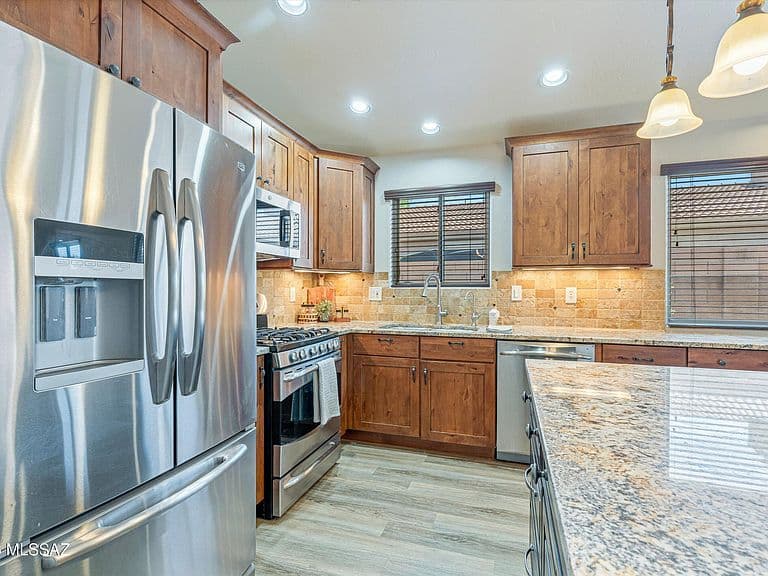 2514 E Petroglyph Ln photo 4