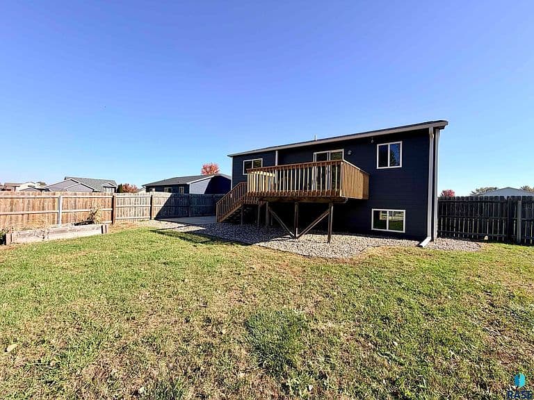 511 United Ave photo 4