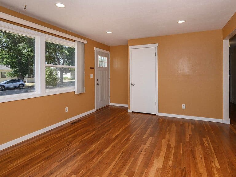 2536 E Avenue B photo 2