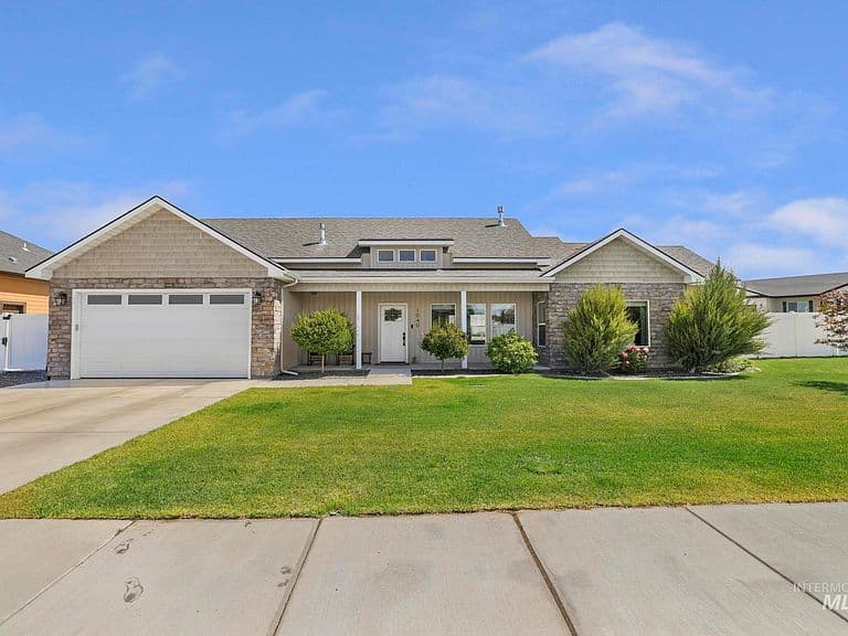 1040 Blueridge Dr photo 2