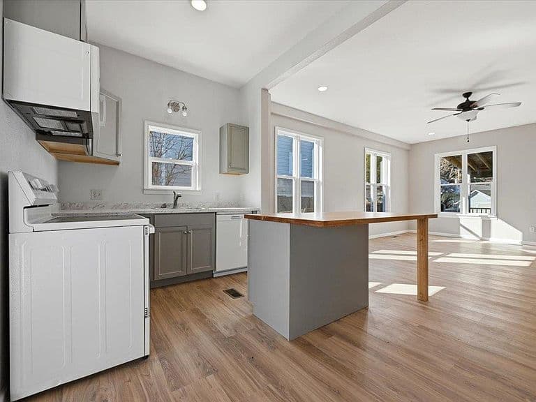 8 Parkdale Ave photo 4