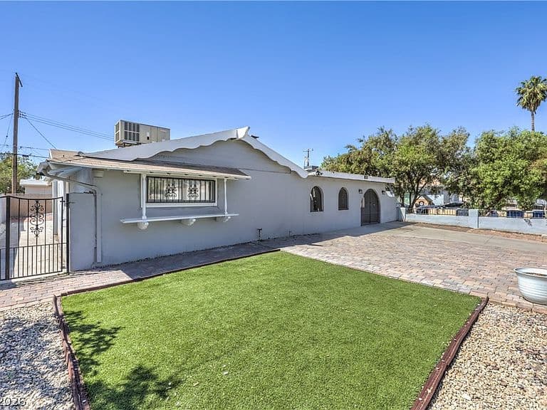 1908 Melinda Ave photo 2