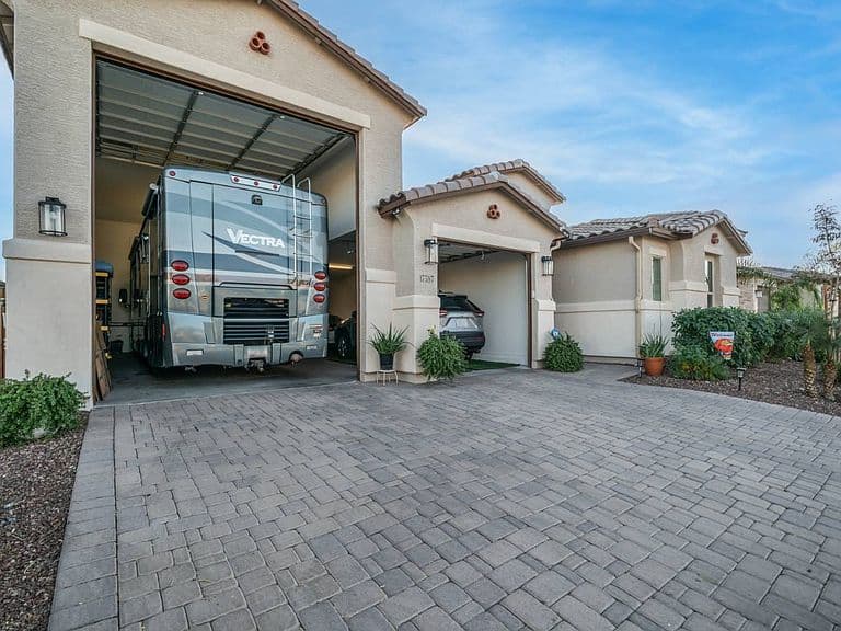 17597 W Red Fox Rd photo 3