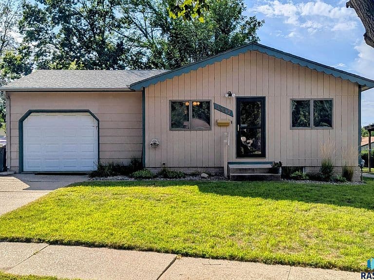 1013 S Harrington Cir photo 1