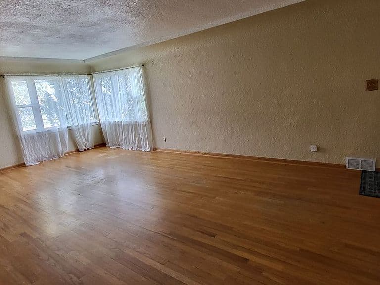 305 S Custer Ave photo 3