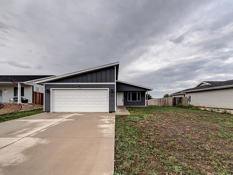 421 Nighthawk Dr photo 1