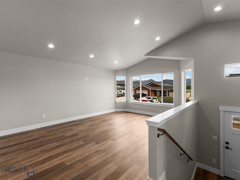 2220 Oriole Dr photo 3