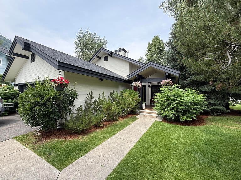 401 Evergreen Ln photo 1