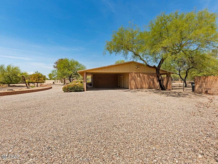 3221 N Riverbend Cir E photo 4