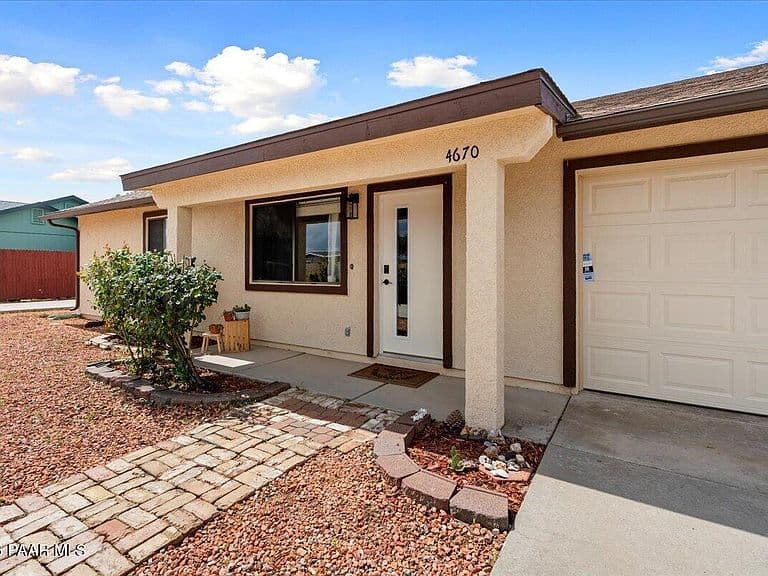4670 N Columbine Dr photo 3