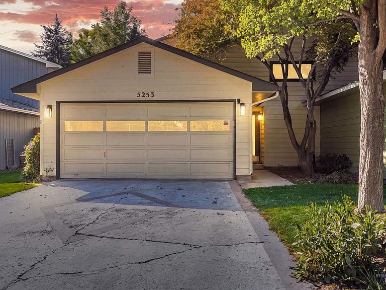 5253 W Grover St photo 1