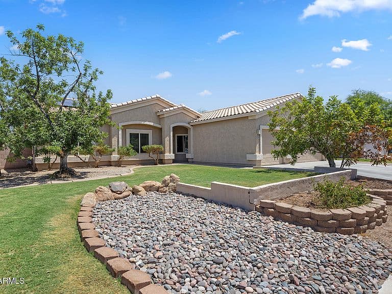 1042 E LYNX Way photo 1