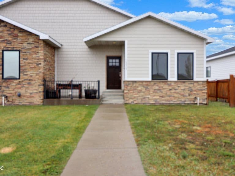13717 Karen St photo 3