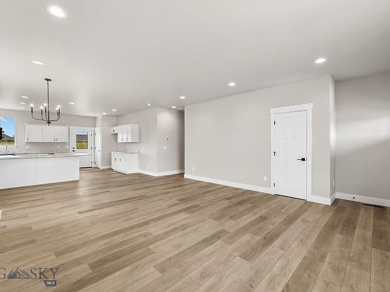 1105 Melissa Way photo 3