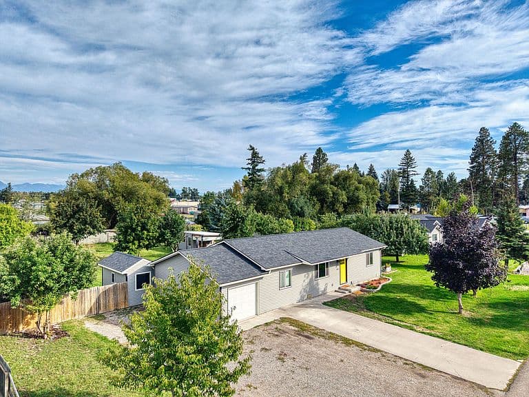 111 River Pl photo 1
