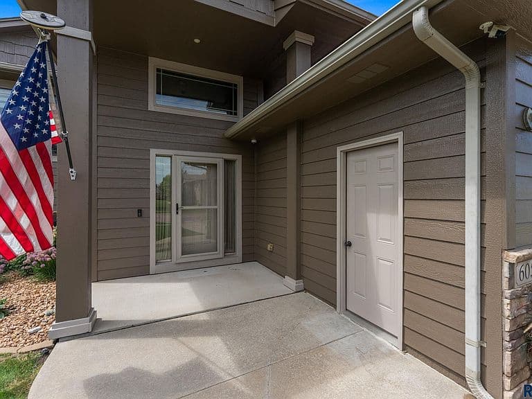 605 Cedar Dr photo 2