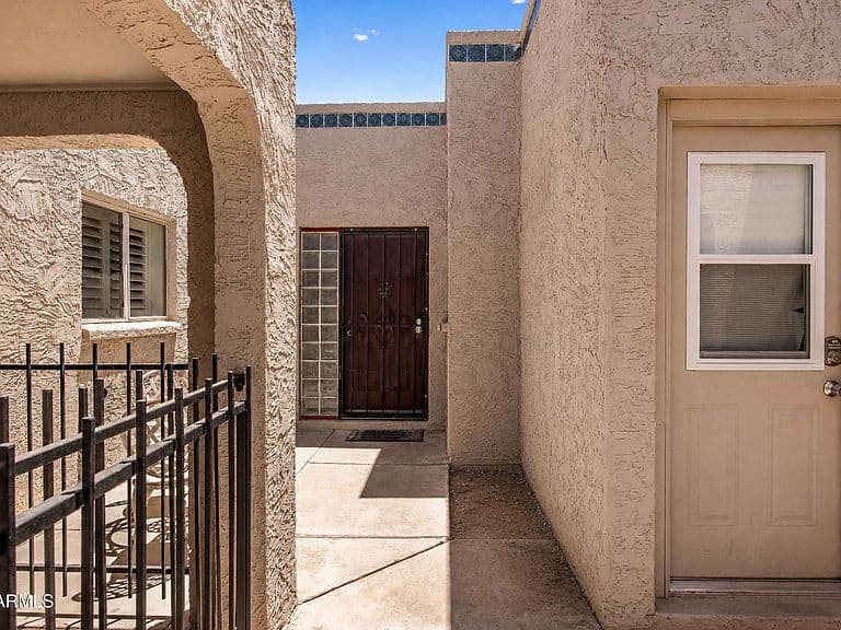 1141 E BERYL Avenue photo 1