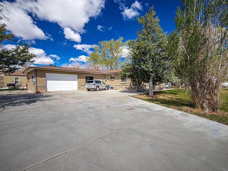 2230 Meadow Dr photo 1