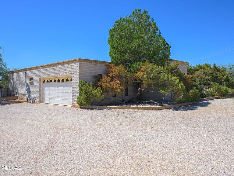 3195 N Homestead Pl photo 2