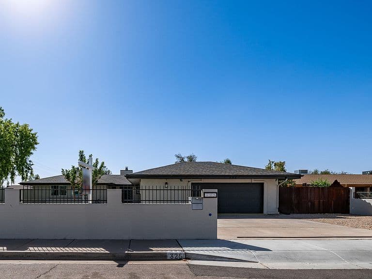 325 W MANHATTON Drive photo 1