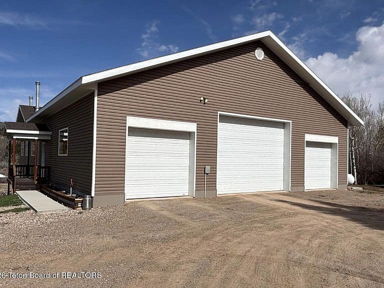 1665 Spring Creek Rd photo 3
