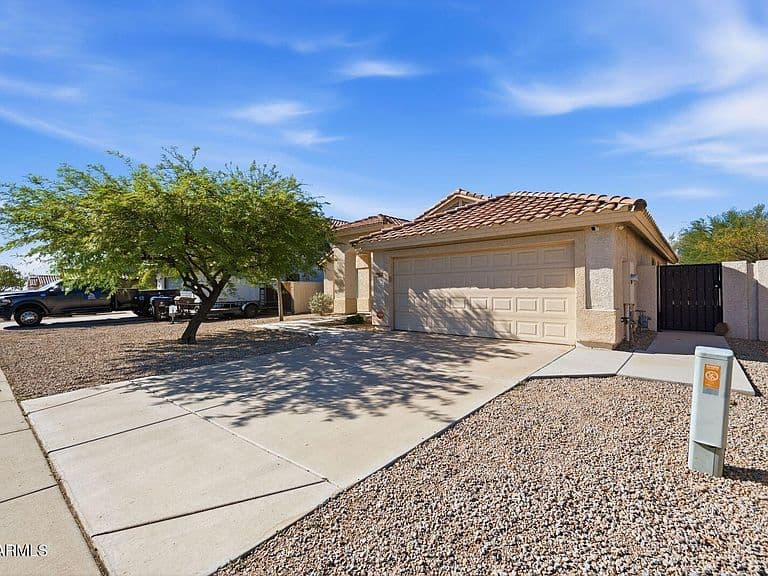 10760 W LOUISE Drive photo 3