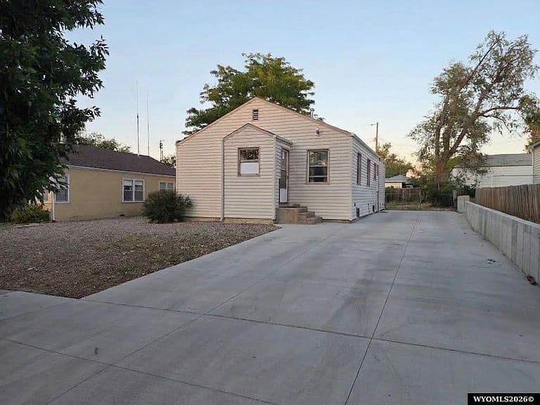 1435 S Willow St photo 1