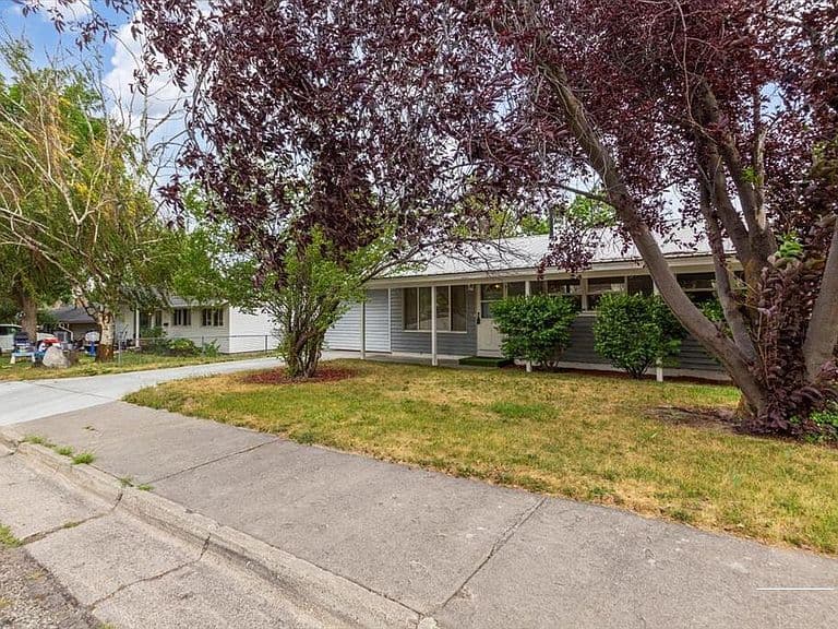 469 Linden Ave photo 2