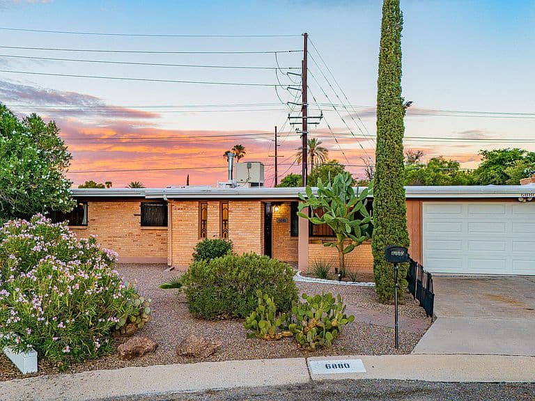 6880 E Hawthorne Cir photo 2