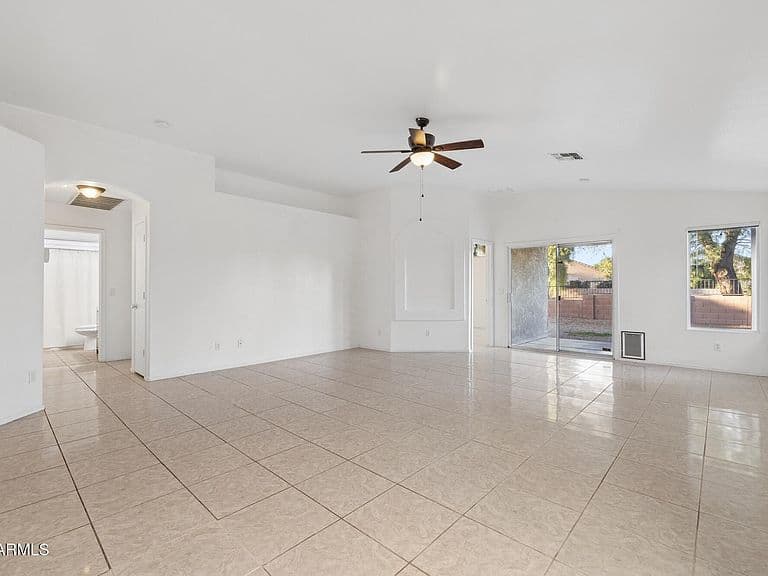 2626 E HARTFORD Avenue photo 4