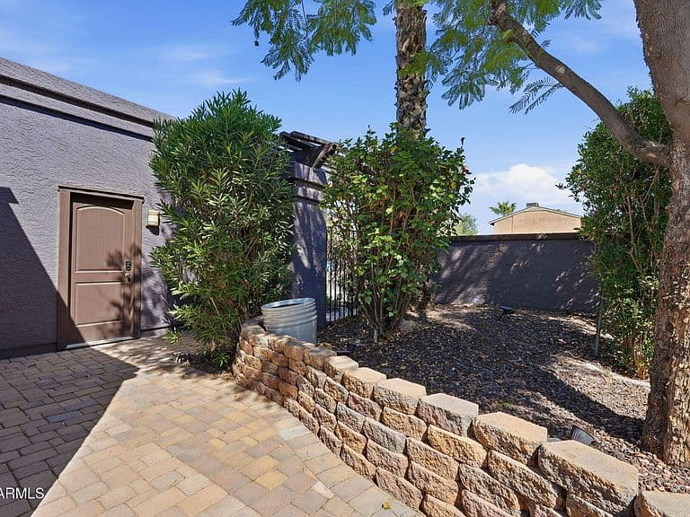1429 E KERRY Lane photo 4