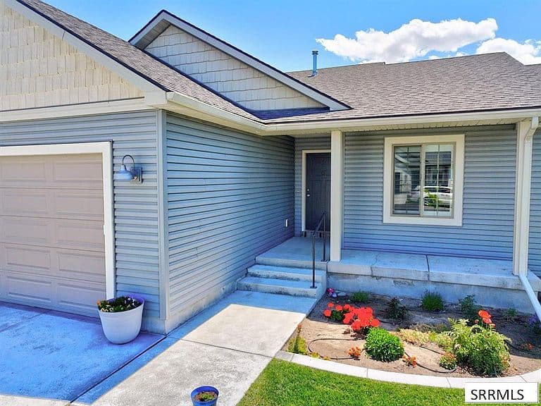 1561 Petersburg Dr photo 2