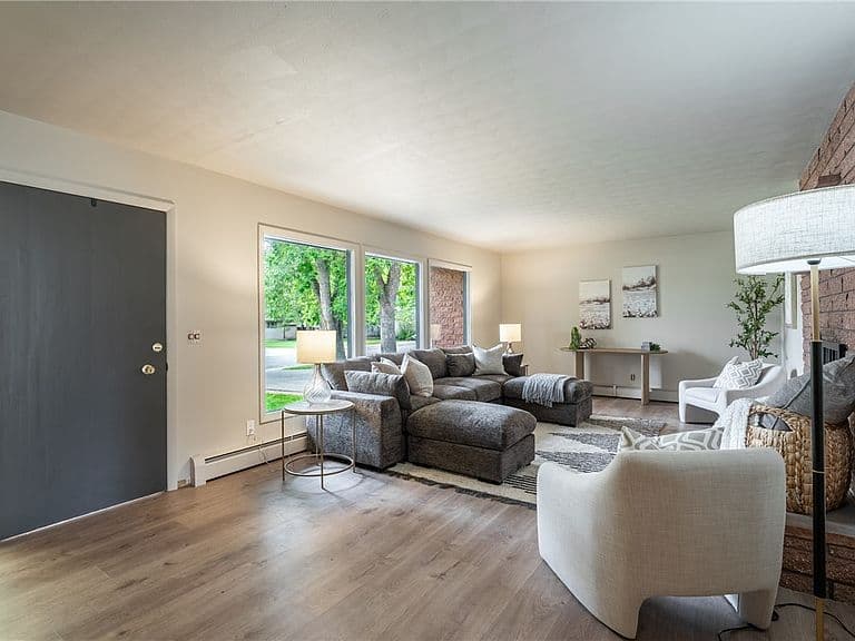 2115 Mariposa Ln photo 3