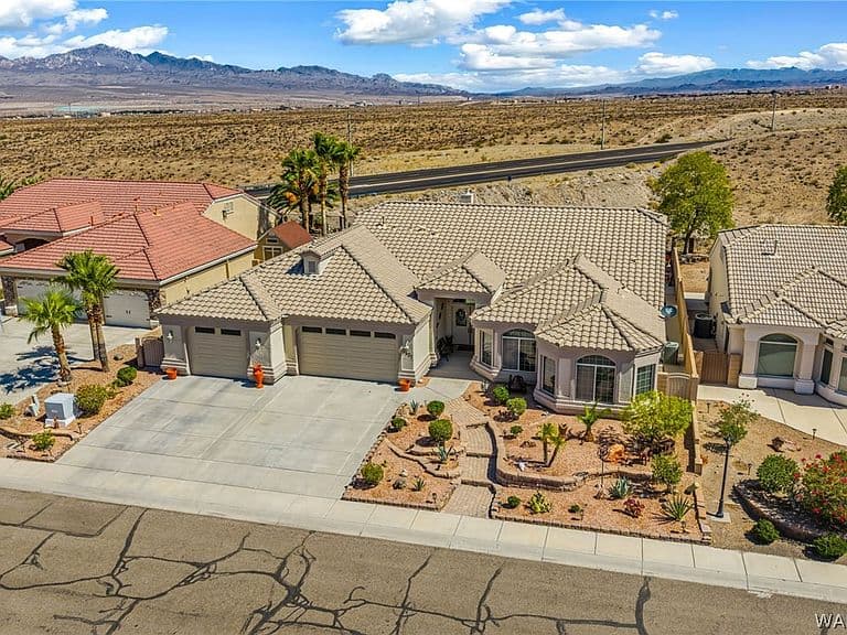 2521 Majestic Way photo 2