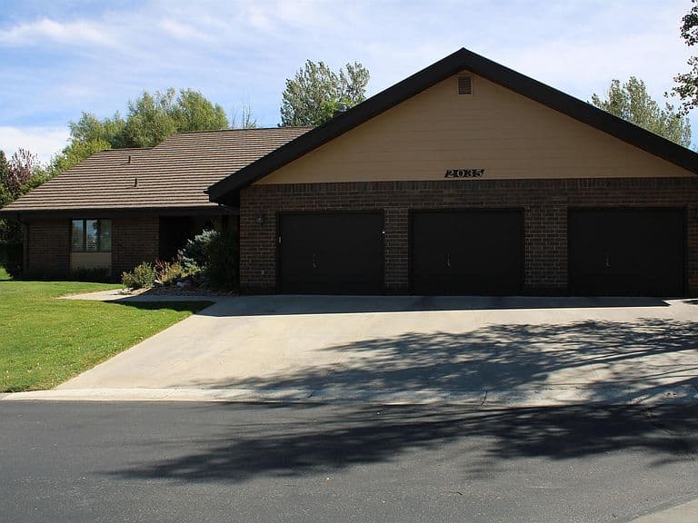 2035 Rustic Dr photo 2