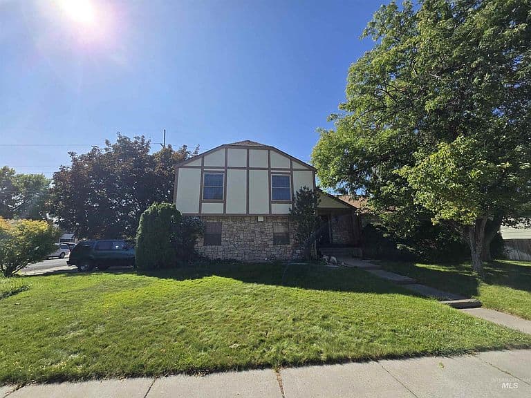 280 Meadows Ln photo 2