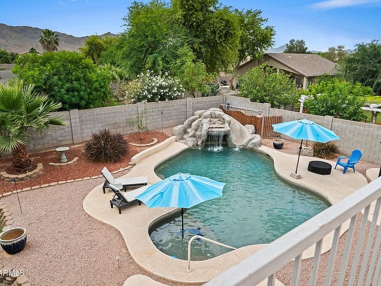 2011 W BRANHAM Lane photo 1