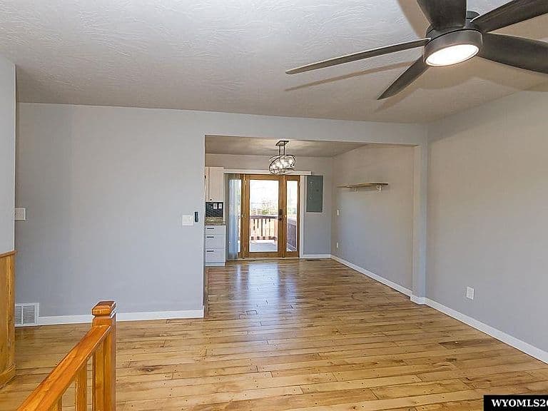 1037 Maple Way photo 3