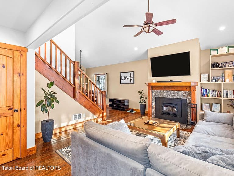 168 Pine Dr photo 5